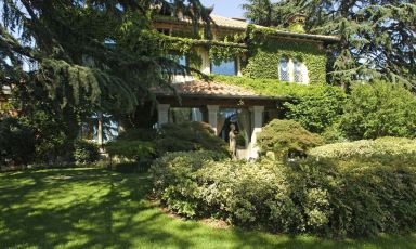A beautiful image of the estate hosting L'Albereta