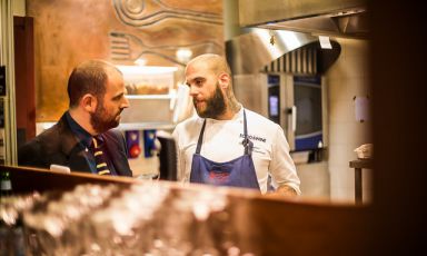 Eugenio Roncoroni a colloquio con il sommelier&nbsp;Giacomo Gironi: assieme all'altro co-chef Beniamino Nespor, sono i protagonisti del nuovo corso de Al Mercato&nbsp;di Milano (foto Aromicreativi)