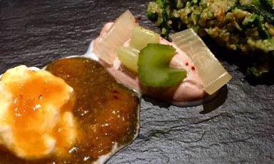 Naturalmente dolce, Italia: ossia crema di cavolo nero, emulsione di nocciola ed extravergine d'oliva, cuturro di grano tenero al pepe nero di Sarawak, salsa di cachi e burrata al miele d'acacia, sedano candito. E' la ricetta che Corrado Assenza ci propone rinnovando un'antica tradizione legata a Santa Lucia, che si celebra il 13 dicembre
