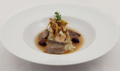 Trota del Tanagro alla &ldquo;Birra Pazza&rdquo; con olive nere infornate di Caggiano, spuma di patate alla maggiorana e carciofi croccanti di Pertosa, piatto presentato da Vitantonio Lombardo della Locanda Severino di Caggiano (Salerno) alla finale del Premio Birra Moretti Grand Cru 2012