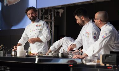 Gigantic names from Italian fine dining were featured in the morning at Identità Milano: Carlo Cracco, Annie Féolde with Riccardo Monco, Paolo Lopriore and Massimo Bottura. Here’s the report. Photo by Brambilla/Serrani, translation into English by Slawka G. Scarso
