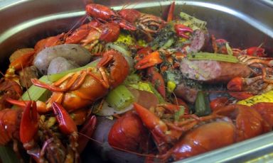 Montagne di gamberi di fiume speziati, patate, salsicce e garlic bread. Sono gli ingredienti di un rito, Crawfish Boil, che Beas of Bloomsbury, +44.020.72428330, di Londra, quartiere Camden, ha importato dalla Lousiana, storico giacimento di crostacei. Il rito costa 24 sterline a testa. Prossimi appuntamenti: giovedì 16, 23 e 30 agosto