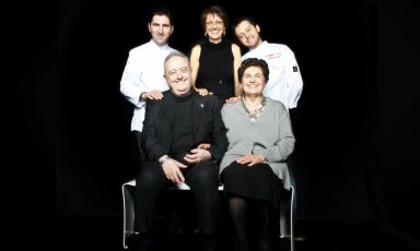 Il Luogo di Aimo e Nadia in five faces (minus the ones in the dining room, Alberto Piras and Nicola Dell'Agnolo): standing, Fabio Pisani, Stefania Moroni and Alessandro Negrini; sitting, Aimo Moroni and his wife Nadia. In the second part of this interview, Aimo and Stefania tell us their relationship with taste