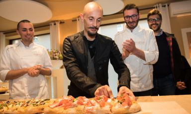 Anche Enrico Crippa all'inaugurazione di Gusto Madre ad Alba (ed è pure tornato qualche giorno dopo...). Nella foto, è con Fabio Ciriaci e Massimiliano Prete, i due artefici del progetto

