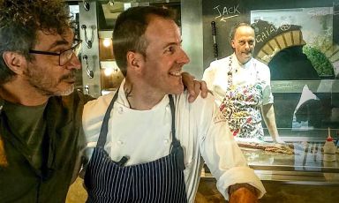 Teo Musso e Simone Padoan osservano Moreno Cedroni al forno de I Tigli. Lo chef racconta il suo rapporto con la pizza in questo articolo per la newsletter Identità di Pizza (per leggerla regolarmente, iscriversi gratuitamente qui)
