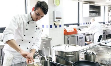 Matteo Zonarelli è tra i tre italiani che si contenderanno la S.Pellegrino Young Chef 2016: ha infatti vinto le selezioni Northeast Asia. lavora a Macao con Umberto Bombana. Il giovane cuoco racconta a Identità Golose la sua carriera e il piatto con cui ha prevalso sui colleghi asiatici
