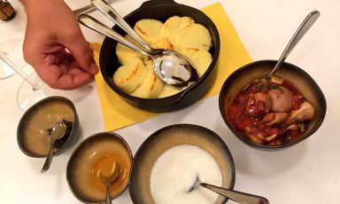 In senso orario da ore 12: Gnocchi di semolino, daolata di rognoni al pomodoro, kefir di capra, curcuma e salsa al pepe. E' una delle sequenze che vi può capitare di comporre al Portico, il ristorante aperto da Paolo Lopriore il 4 agosto scorso ad Appiano Gentile (Como). Un coraggioso inno alla convivialità, frutto di un'intensa riflessione sulle radici antropologiche della tavola italiana (foto Zanatta)
