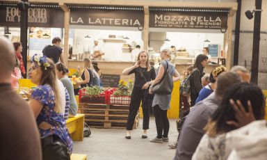Il nuovo Mercato Metropolitano di Londra, indirizzo 42 Newington Causeway, vicino ad Elephant & Castle, occupa lo spazio di un'ex cartiera in disuso. Un posto ideale per fare una vera spesa italiana
