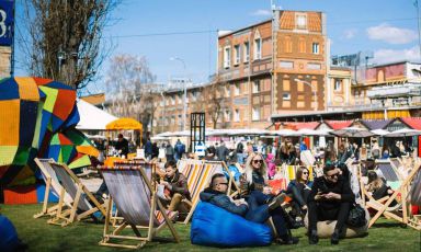 Uno scatto tratto dalla Ulichnaya Eda, la via dello street food di Kiev, punto di ritrovo molto celebre tra i giovani, in cui è possibile gustare specialità da tutto il mondo. E' il simbolo della rinascita gastronomica dell'Ucraina, paese indipendente da 25 anni e in grande ascesa dal punto di vista della ristorazione, ci racconta la cronista locale Marina Mayevska sulla Guida ai Ristoranti di Identità Golose (foto destinations.com.ua)
