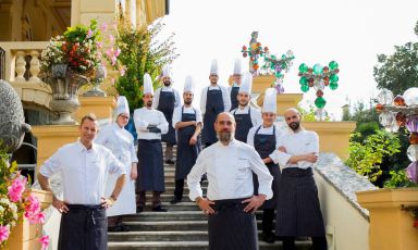 Lo chef Marco Perez, al centro, con la brigata dall'Amistà 33, ristorante gastronomico del Byblos Art Hotel in Valpolicella. Il posto è favoloso e la cucina non è da meno: assolutamente contemporanea, intelligente, armonica, per nulla provinciale ma saldamente legata all'Italia. Vi raccontiamo la nostra esperienza
