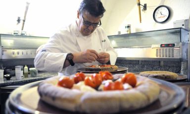 Continua il nostro viaggionel mondo degli chef che si cimentano con la pizza. Dopo Ugo Alciati, Moreno Cedroni, Nino Di Costanzo, Andrea Mattei, Peter Brunel e Nobuya Niimori, è la volta di Alessandro Gilmozzi, de El Molin di Cavalese (Trento). Un'anteprima sintetica del pezzo è uscita su Identità di Pizza, la newsletter che Identità Golose dedica al mondo dei lievitati. Per riceverla regolarmente (e gratuitamente) basta iscriversi qui
