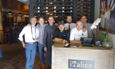 Maico Campilongo, primo da sinistra, con il team di iTalico (partendo da Campilongo: Stefano Raineri, Franco Campilongo, Jose Manuel, Michael Oliverio, Kristyan Dangelo, Giuseppe Errico), il nuovo ristorante a Palo Alto, California, tutto dedicato alla migliore pasta italiana, da Monograno Felicetti a Rustichella d'Abruzzo. E', quella di iTalico (e della loro Terùn, pizzeria di successo, ne abbiamo già parlato qui) un bell'esempio di come si possa fare qualità italiana all'estero. Maico Campilongo racconta la sua avventura in questo articolo per Identità Golose
