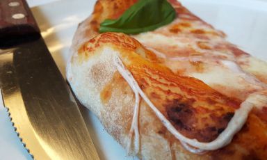 La margherita della pizzeria/ristorante Piccola Piedigrotta di Giovanni Mandara da Tramonti (Salerno). Gli impasti hanno lievitazioni lunghissime e sono lavorati con l'acqua di mare
