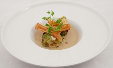Scallops in cabbage leaves, with bitter roots chips and a foie gras and Birra Moretti Grand Cru sauce, a recipe that had Fabrizio Tesse from Locanda d'Orta in Orta San Giulio (Novara), mentioned for the best savoury recipe in the second edition of Premio Birra Moretti Grand Cru