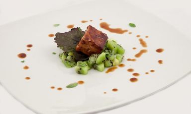 Fig tarte tatin (or with kiwi, as in the photo) with Birra Moretti Grand Cru caramel aromatised with thyme and salted butter ice-cream, a recipe by Vladimiro Poma from L'Erba Brusca in Milan, finalist in the second edition of Premio Birra Moretti Grand Cru, last November