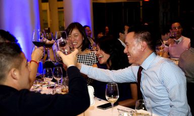 Come si rapportano i cinesi al vino? Ce lo spiega Claudio Grillenzoni in 4 puntate. Oggi, la cena tra amici. Prossimamente: 3) il wine tasting e 4) il compratore di vino (foto privy.net)
