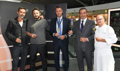 I protagonisti della presentazione del Dubl Esse Rosato di Feudi San Gregorio al ristorante Attimi di Fiumicino (Roma). Da sinistra a destra, il designer Fabio Novembre, il presidente di Feudi Antonio Capaldo, l'ad di Chef Express Cristian Biasoni, l'ad di ADR aereoporti Ugo De Carolis e lo chef Heinz Beck
