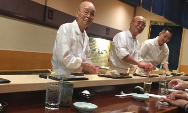 In primo piano, Jiro Ono, 92 anni, sushiman da quando ne aveva 8, patron di Sukiyabashi Jiro, nel quartiere di Ginza, tre stelle Michelin. Alla sua destra, il figlio Yoshihiro, 54 anni. Yoshi ha un fratello, Takashi, alla guida di Sushi Jiro a Roppongi, due stelle Michelin (foto Zanatta)
