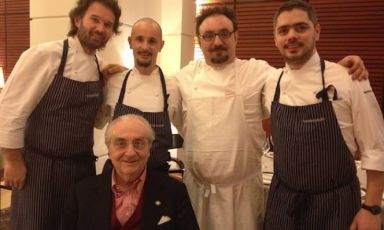 Gualtiero Marchesi (1930-2017) con quattro tra i suoi allievi più illustri. Da sinistra, Carlo Cracco, Enrico Crippa, Paolo Lopriore e Matteo Baronetto
