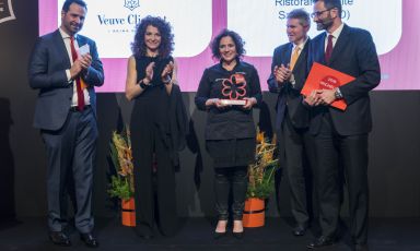 Il momento della premiazione da parte di Michelin Italia e Veuve Clicquot di Fabrizia Meroi (foto Brambilla/Serrani)
