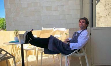 Josean Alija, chef del Nerua al Museo Guggenheim di Bilbao, Paesi Baschi, si rilassa sulla terrazza del ristorante dopo i giorni di fuoco della World's 50Best (foto Instagram/JoseanAlija)
