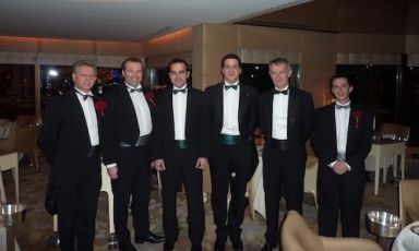 Pascal Tinari, terzo da destra, con parte dello staff di sala dell’Auberge de l’Ill di Illhaeusern in Alsazia. Oggi è responsabile di sala del ristorante di famiglia Villa Maiella di Guardiagrele (Chieti)