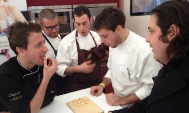 Nella foto scattata all'ultima edizione di Ein Prosit a Tarvisio si riconoscono, da sinistra, i cuochi Christian Milone, Eugenio Boer, Denny Caliaro, Lorenzo Cogo e Gianluca Fusto. Tre di loro sono citati nel sondaggio che abbiamo condotto sugli chef promesse 2013. Scopri chi leggendo l'articolo