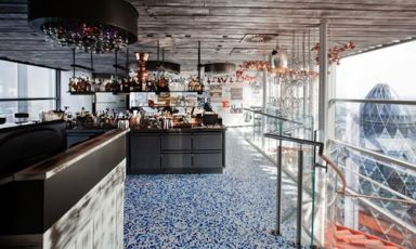 La vista che si gode dal Duck & Waffle, al 40mo piano della Heron Tower (e destra, si scorge il noto Gerkin) di Londra, +44.(0)20.36407310. Preso d'assalto a ogni ora del giorno e della notte, il ristorante ha nel Cosciotto di anatra arrosto su waffle, uovo di anatra fritto e sciroppo d’acero alla mostarda il suo signature dish