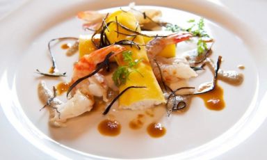 Cannelloni con ricotta di bufala, melanzane e mazzancolle di Luigi Sartini del ristorante Righi. La ricetta è contenuta in "Atuttogusto, guida enogastronomica, storia e curiosità della Repubblica di San Marino", guida a cura di Paolo Marchi col supporto della cronista Cecilia Todeschini e delle fotografe Francesca Brambilla e Serena Serrani, autrici dello scatto
