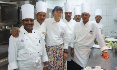 Al centro il cuoco Moreno Cedroni con i colleghi del Long Beach, resort in località Belle Mare, costa est di Mauritius, isola-nazione a circa 11 ore di volo da Milano. Il cuoco di Senigallia cura le linee di cucina di 2 dei 5 ristoranti dello splendido complesso che affaccia sull'Oceano Indiano: l'insegna di cucina italiana classica Sapori e Hasu, ristorante giapponese in cui propone una filosofia simile a quella del susci del suo Clandestino di Portonovo, Ancona