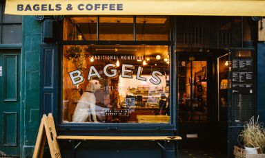 La vetrina e l'insegna di uno dei locali targati Bross Bagels a Edimburgo (tutte le foto sono di @schnappsphoto)
