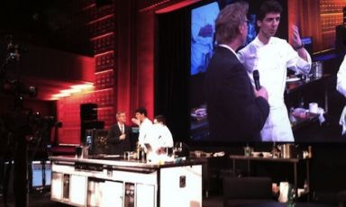 Massimiliano Alajmo sul palco di Omnivore a Parigi per la prima volta dopo il 2008. Il cuoco padovano ha tributato un omaggio a Aimo Moroni, "il più grande conoscitore del prodotto in Italia". E a Simone Tondo e Giovanni Passerini, a lezione con lui nella 3 giorni: "Meno male che ci sono loro a portare in alto i colori dell'Italia in Francia" (foto Forma Libera)