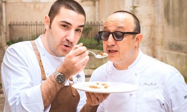 Fabrizio Fiorani e Ciccio Sultano: il primo è approdato dal secondo, a Ragusa. E dice: «La presenza di un pastry chef di livello in una brigata è la ciliegina sulla torta. Significa mantenere un elevato standard. Teniamo però presente che il cliente viene per la torta, non per la ciliegina»
