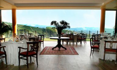 La sala de La Ciau del Tornavento a Treiso (Cuneo), +39.0173.638333. In sala c'è Nadia Benech, in cucina Maurilio Garola, aiutato dal 32enne Marco Lombardo. Nel piatto, la grande cucina piemontese di oggi e domani