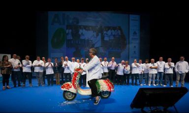The Catalan pastry chef on board of a Vespa plumed with cakes. This is the tribute that the Basque Country paid to the Italian chefs, the protagonists of the 3-day Gastronomika congress, which attracted crowds in the rooms of the Kursaal in San Sebastian, from October 5th to the 8th
