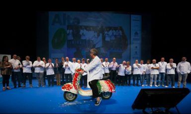 Il pasticciere catalano Christian Escribà cavalca una Vespa agghindata di dolci. E' l'omaggio che i Paesi Baschi hanno tributato ai cuochi italiani, protagonisti della 3 giorni di Gastronomika, congresso che ha affollato le sale del Kursaal di San Sebastian, dal 5 all'8 ottobre scorsi