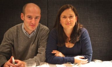 Il maestreo cioccolatiere catalano Enric Rovira e Monica Meschini, chocolate & tea taster fiorentina. I due hanno presentato nel capoluogo fiorentino altrettanti nuovi prodotti: il primo è un omaggio tributato alla pizza napoletana, il secondo è ChocolaTè, un omaggio a cinque rituali del tè (foto di Laura Adani)
 