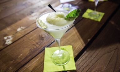 Il Frozen Oil, uno dei cocktail protagonisti del Bar à Huile del Frantoio Torretta di Battipaglia (Salerno). Gli Aperitivi Dop di Maria Provenza e del barman Jan Bruno Di Giacomo includono anche versioni “oliose” di Spritz, Mojito e Frozen Oil Radicchio. Prossimo appuntamento: domenica 30 giugno