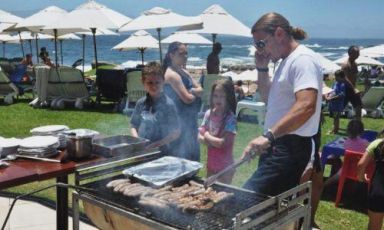 Con la bella stagione, che in Sudafrica coincide con il nostro inverno, le famiglie si spingono in spiaggia e iniziano a grigliare. È il rito del braai (foto fine islandining)
