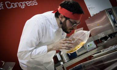 Fabrizio Ferrari, chef del Porticciolo 84 di Lecco, e le pesche messe in sottovuoto nel luglio scorso, con katsuobushi di palamita, piatto che ha aperto idealmente la 5 giorni di Identità Golose a Host, il Salone dell'ospitalità professionale in corso fino al 22 ottobre alla Fiera di Rho Pero (foto di Stefania Ciocca)