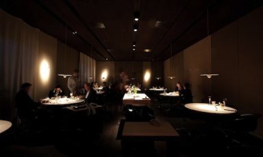 The lightning in the dining room of Le Calandre in Rubano (Padua), designed by Davide Groppi. Light as an ingredient in the dish, a creed of the light designer from Piacenza, is concretely applied even at Osteria Francescana in Modena and at Antica Osteria del Teatro in Piacenza. We illustrate this in the photo-gallery below