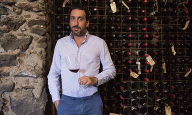 Luca Caruso nella cantina del Signum
