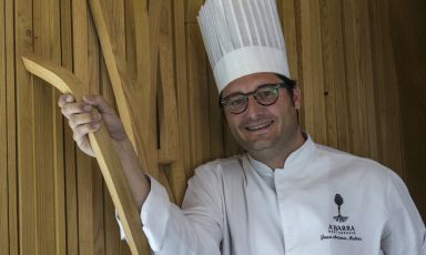 Juan Antonio Medina, 46 anni, chef del ristorante A'Barra di Madrid, una stella Michelin, di proprietà di Joselito, uno dei più buoni prosciutti del mondo. Per l'Hub di Identità, Medina ha preparato un menu di 4 portate, a 75 euro vini inclusi. Per prenotazioni clicca qui
