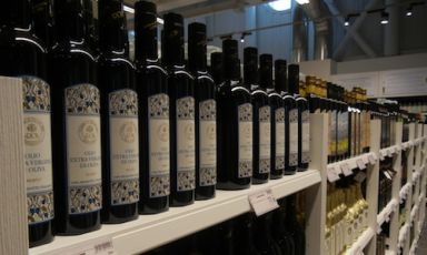 Inaugura oggi nell'ex terminal dell'Ostiense a Roma Eataly. Lo spazio dedicato all'olio è molto importante: una trentina di produttori, prevenienti da quasi tutte le regioni italiane, con la Toscana a primeggiare davanti a Sicilia e Puglia. La selezione degli extravergine è affidata a Franco "Roi" Boeri, autentica autorità in materia