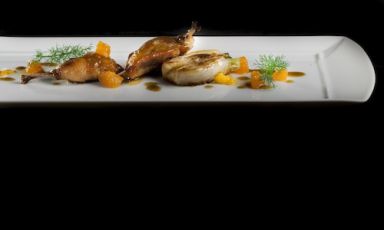 Quail with camomile and fennel, wild fennel, citrus sauce with citrus zest, a great dish by Gianluca Gorini, chef at Le Giare in Montiano, on the first hills of Rimini. Giacinto Rossetti, previously the soul behind creative laboratory Trigabolo (in Argenta, Ferrara), considers the cuisine of the of Paolo Lopriore&rsquo;s young pupil a very talented one. Photographs of the dishes were taken by Lido Vannucchi