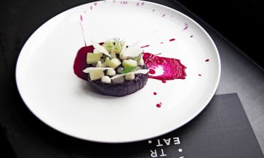 Barbabietola, mela verde e pecorino romano: il piatto dell'inverno di Andrea Tirelli e Federico Sordo&nbsp;(ph&nbsp;Rea Fernando / Melting Spot)
