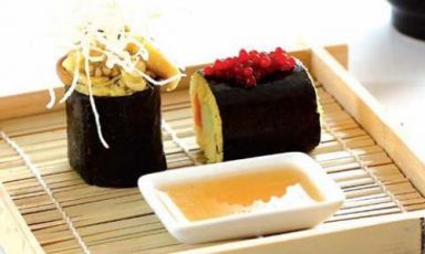 Nella foto di Manuela Vanni, il Sushi di cous-cous con caviale di lamponi e spaghetti di riso fritti, ricetta contenuta nel libro di Simone Salvini "Cucina vegana", Mondadori, 192 pagine a 19,90 euro. Il volume contiene 100 ricette divise per stagione e portata