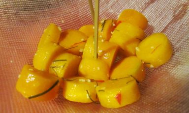 Zucca marinata con zenzero e peperoncino, un buon esempio di cucina mauriziana espresso dal Prince Maurice di Flacq a Mauritius, telefono +230.402.3636. L'isola/nazione dell'Oceano Indiano (ma parte del continente africano) vanta un'economia stabile e una cucina che incrocia saggiamente tradizioni europee e asiatiche