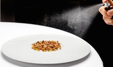 Colazione all'italiana. E' il dessert del menu che Alessandro Pipero e Ciro Scamardella, maitre e chef del ristorante Pipero di Roma, presenteranno Identità Golose Milano dal 31 ottobre al 3 novembre. Costo 75 euro vini inclusi. Per prenotazioni, clicca qui 
