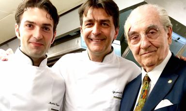 In 2014 Martino Ruggieri, from Martina Franca (Taranto), born in 1986, became part of the staff at the Pavillon Ledoyen in Paris (3 Michelin stars) after a long significant experience (among others, Villa Fiordaliso with Riccardo Camanini, La Pergola with Heinz Beck, l'Atelier with Joë Robuchon in Paris). He later became chef adjoint next to Yannick Alléno (in the photo, left to right, Ruggieri, Alléno and Gualtiero)
